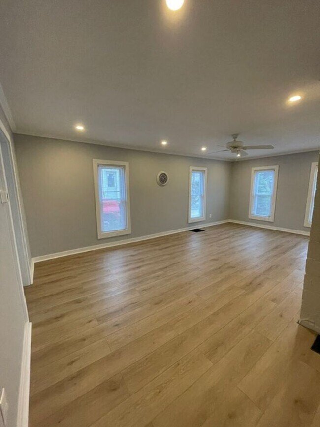 Building Photo - Newly Renovated 2 Bedroom Duplex