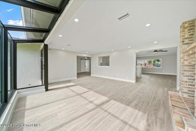 Building Photo - 540 Albatross St