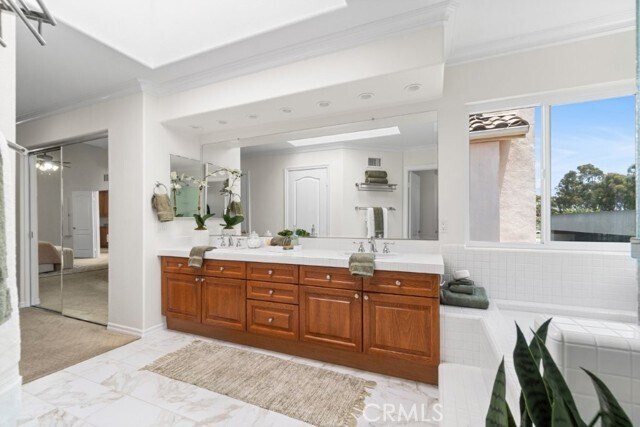 Building Photo - 2562 Woodbury Dr