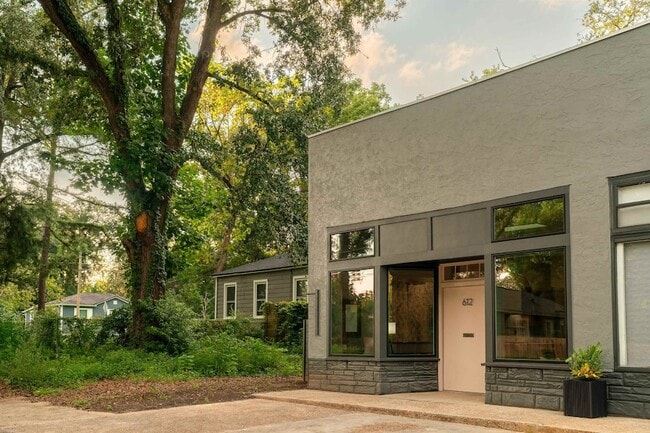 Building Photo - 612 W 8th Ave