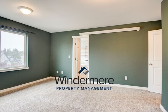 Building Photo - Newer Build 3 Bedroom 2.5 Bathroom Townhome