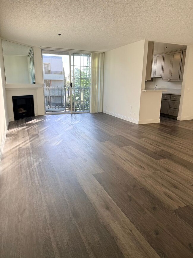 Building Photo - Prime Location! 2BR/2BA w/ Large Private Balcony