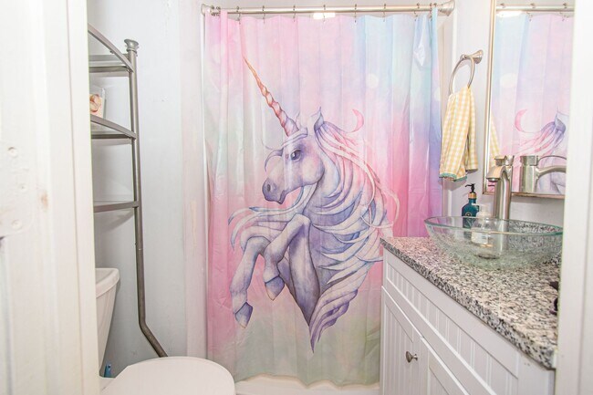 Building Photo - Charming 3 Bed 3.5 Bath Townhome