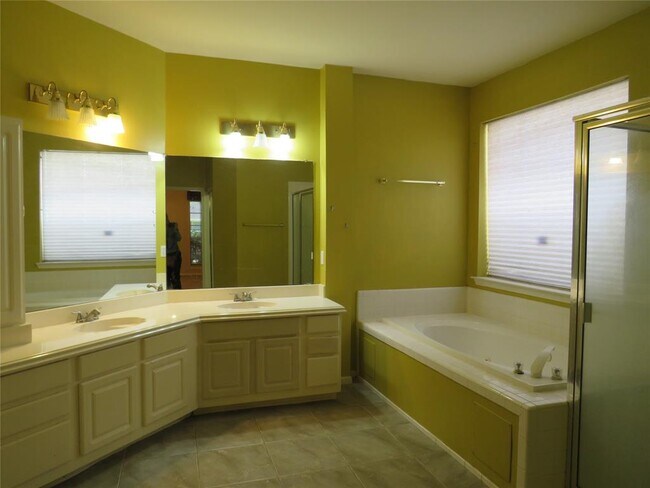 Building Photo - 2302 Plantation Bend Dr