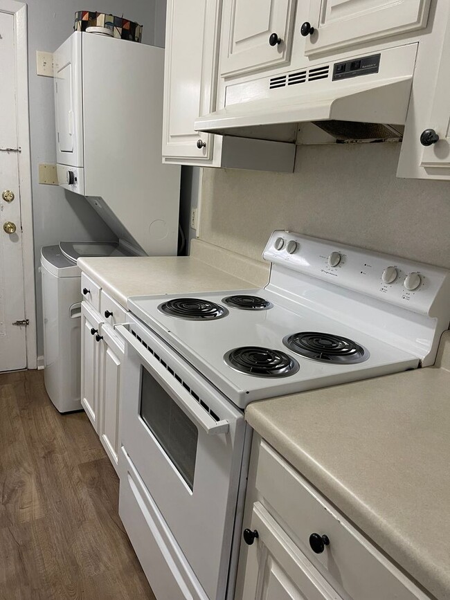 Building Photo - 2 bedroom, 1 bath apartment in small compl...