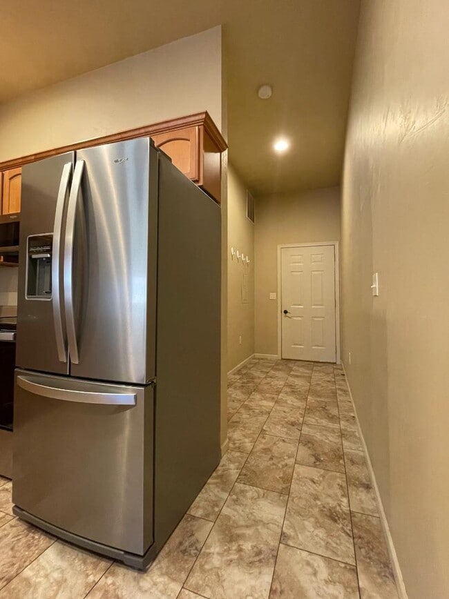 Building Photo - 323 W Main St