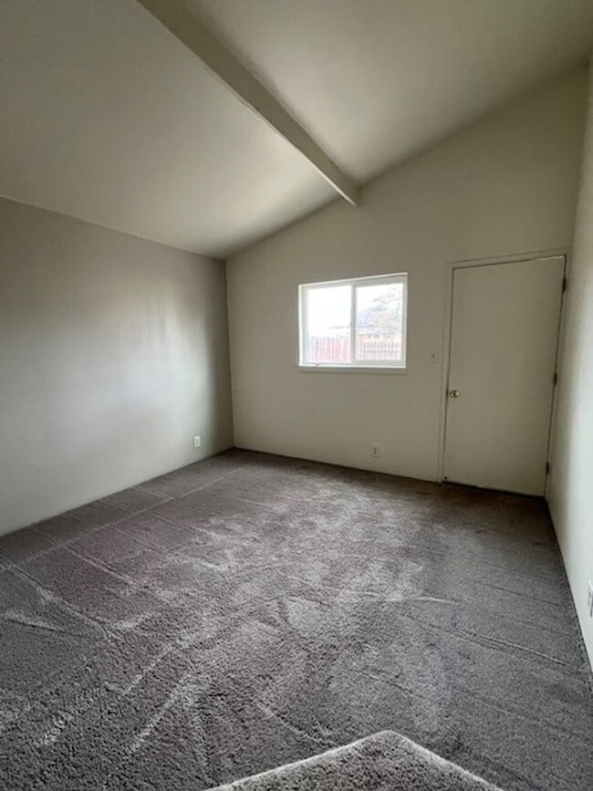 Building Photo - 2 Bedroom 1 Bath with W/D Hook Ups!