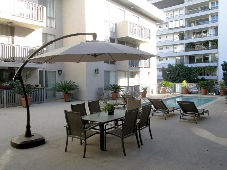 Building Photo - 1134 Alta Loma Rd