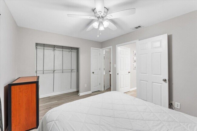 Building Photo - 2224 Timberwood Cir N