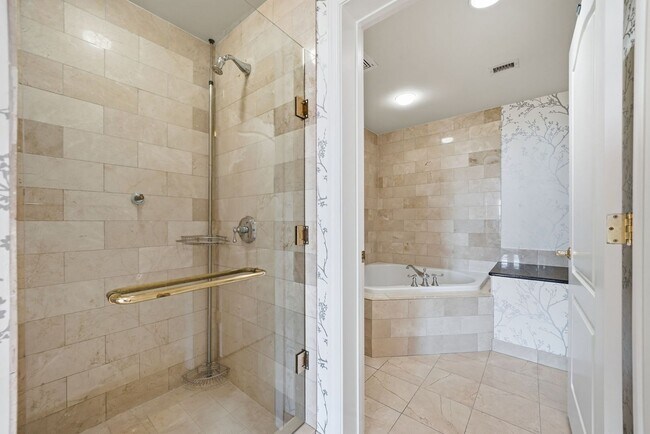 Building Photo - Penthouse Living in Midtown!