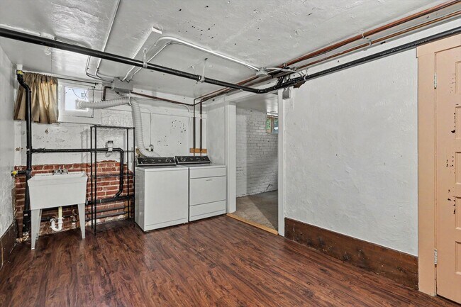 Building Photo - Charming University Neighborhood Home | 2 Bedrooms + Bonus Room