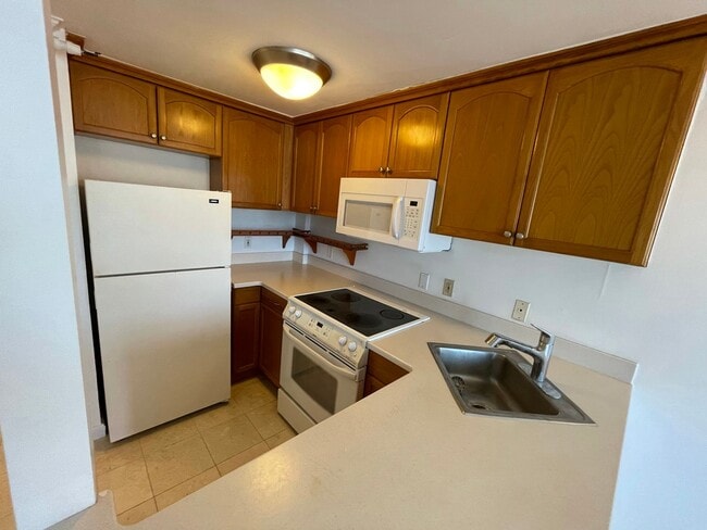 Building Photo - Pool on site! 2 bed 1 bath 1 parking locat...
