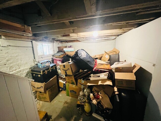 Building Photo - Charming 3bdrm/1.5bth Home Conveniently Lo...