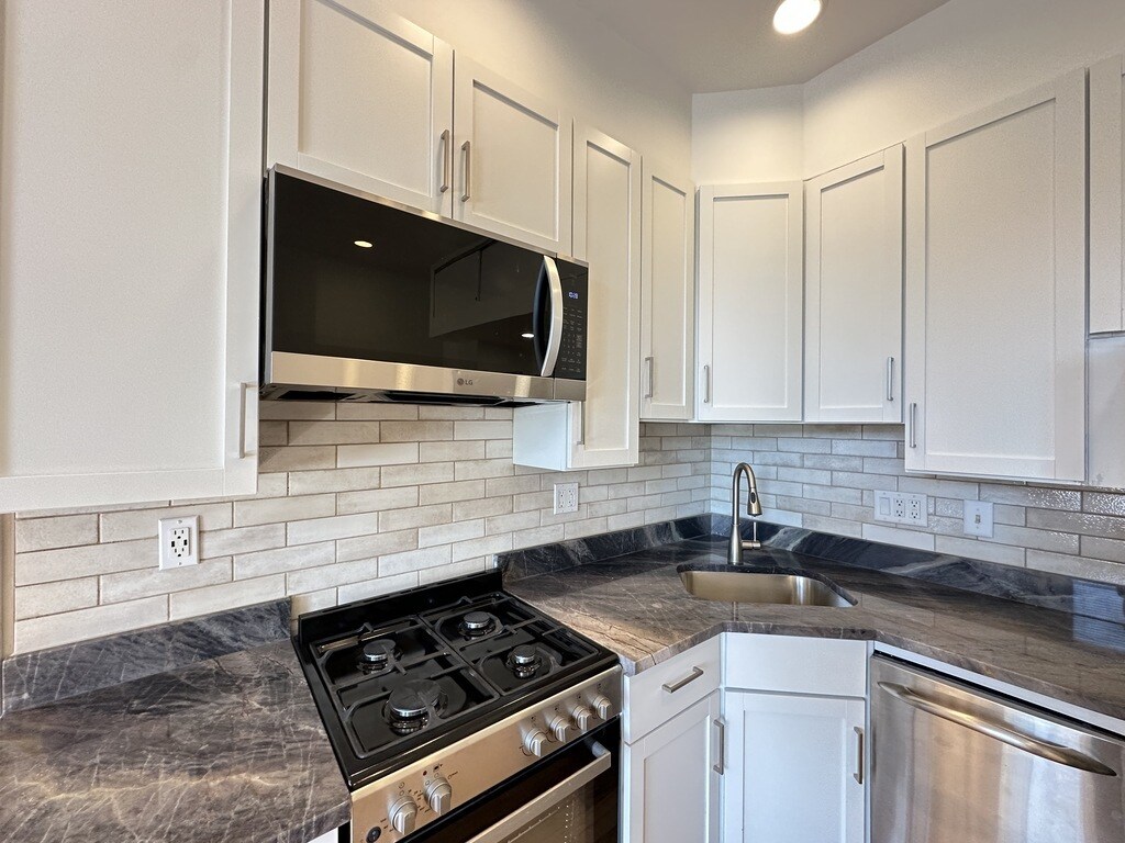 Building Photo - 2821 W Shakespeare Ave