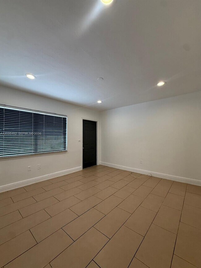 Building Photo - 5510 NW Miami Pl