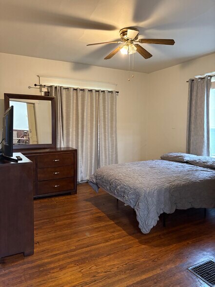Bedroom 3 - 302 W Illinois St