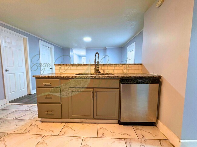 Building Photo - HUGE MASTER BEDROOM