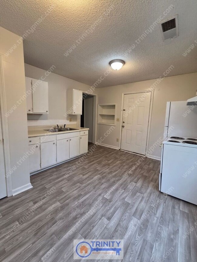 Building Photo - Ready and waiting for you! Available NOW!