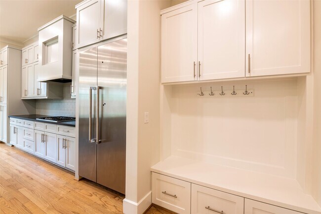 Building Photo - 1507 Martin St
