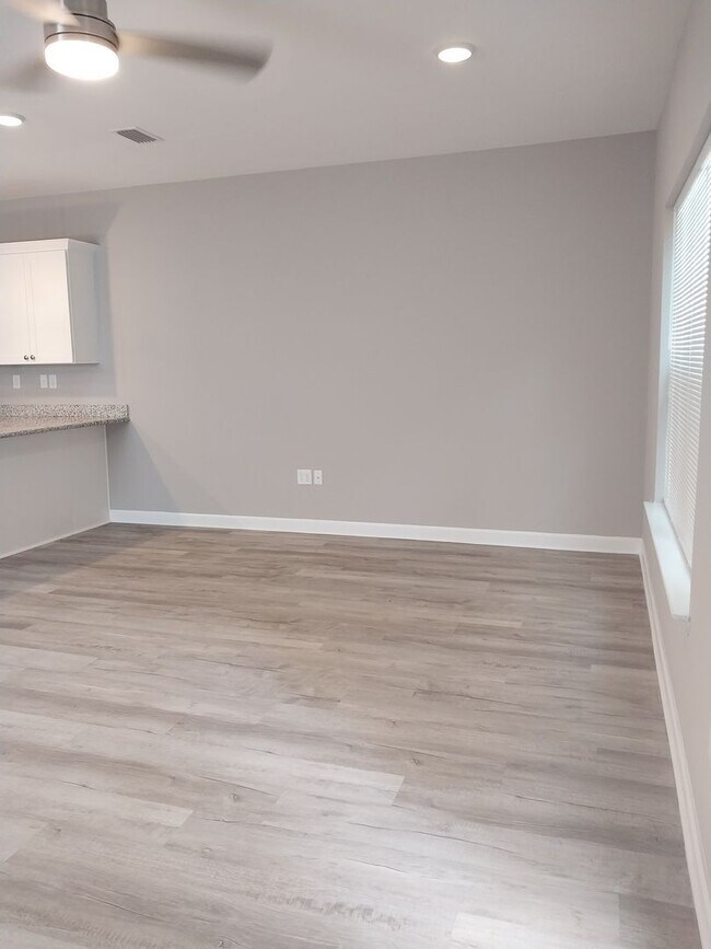 Building Photo - Gorgeous 3 Bedroom 2.5 Bath Townhome