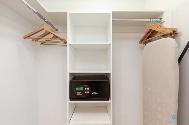 Building Photo - 2602 E Hallandale Beach Blvd