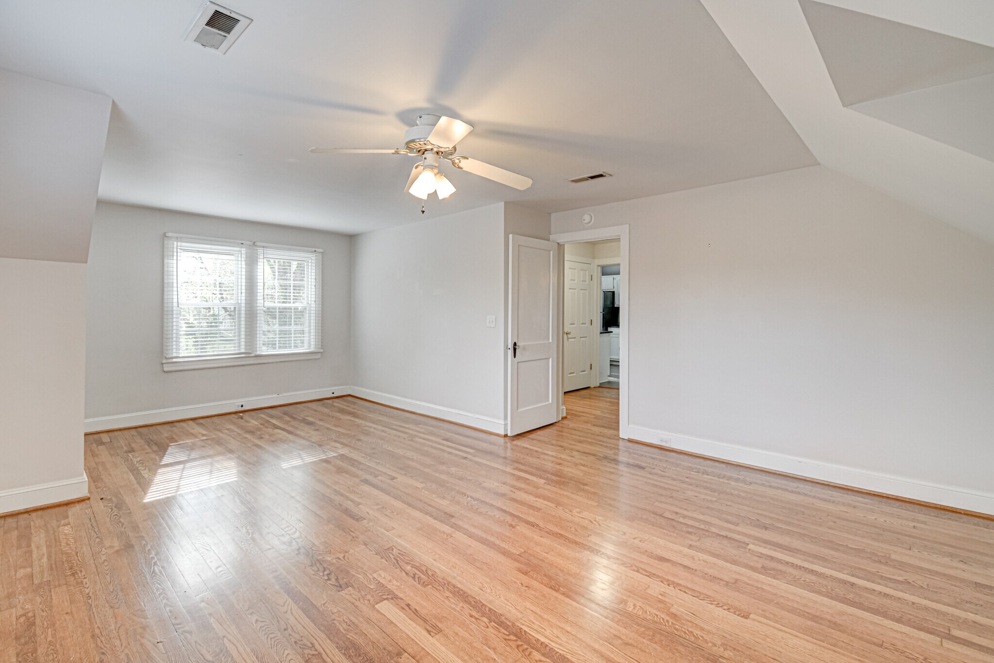 22 x 15 Master or Living Room - 1612 W 1st St