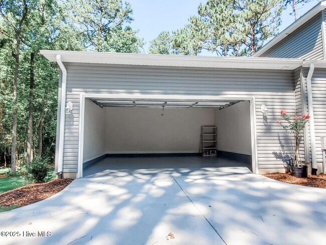 Building Photo - 9 Clarendon Ln