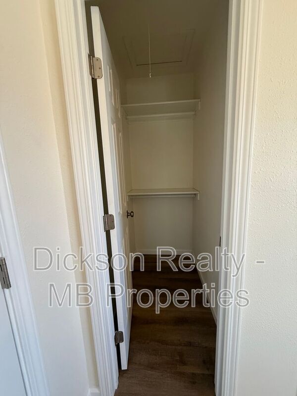 Building Photo - 56 1/2 S. Wells Avenue