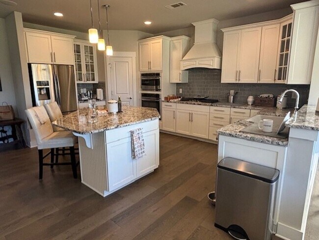 Building Photo - Stunning 5 Bed/4 Bath Home - Water View - ...