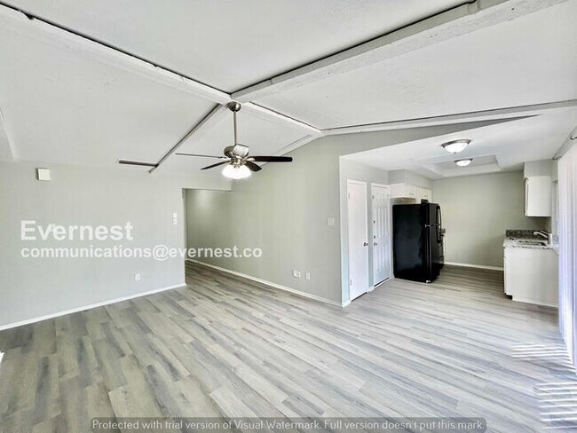 Building Photo - 3 Bed, 2 Bath Home with Fenced Yard & Garage / Pet-Friendly / Available Now!