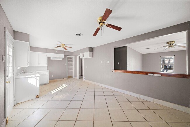 Building Photo - 128 Kress St