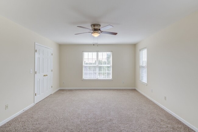 Building Photo - 3 Bedroom Townhouse in Wakefield with 1 Ca...