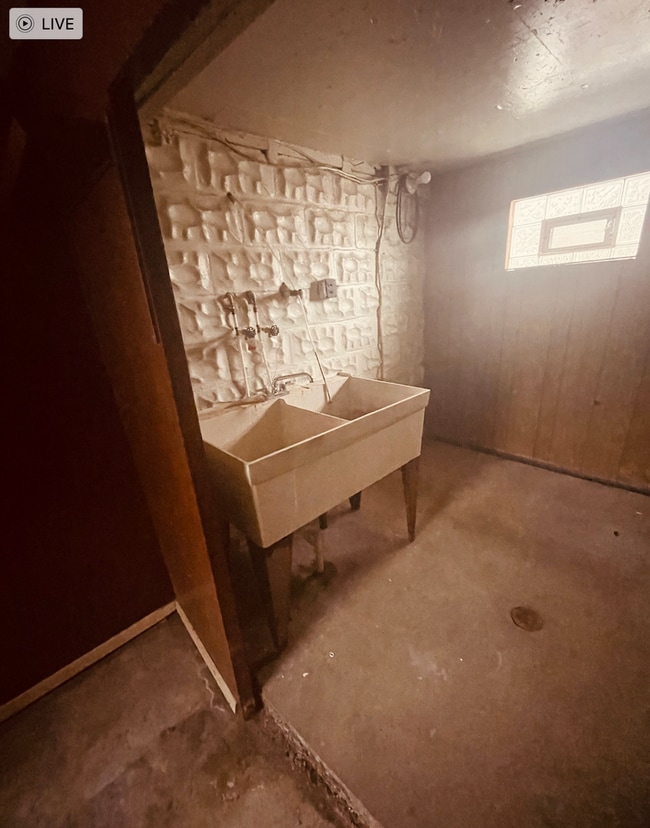 Building Photo - 3 Bed 1 Bath Munhall Pa