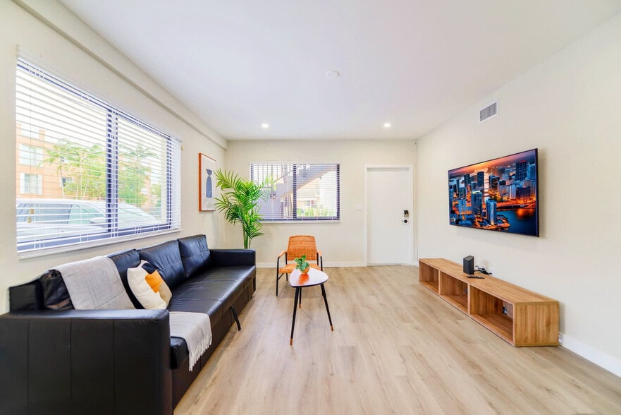 Primary Photo - 700 SW 11th Ave