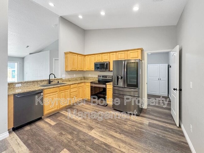 Building Photo - 770 S Ahsahka Way