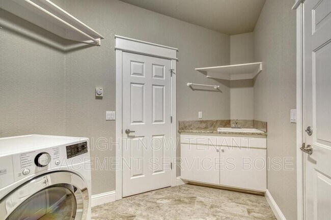 Building Photo - 1646 N Chaucer Way