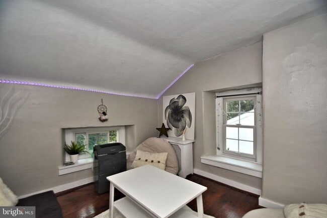 Building Photo - 19 E Germantown Pike