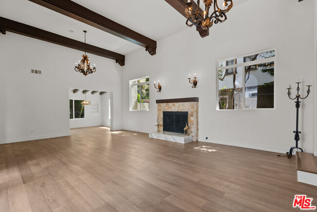 Building Photo - 1527 N Beverly Dr