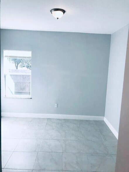 Building Photo - 702 Bluebill Pl