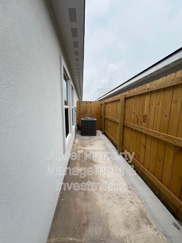 Building Photo - 1122 Country Club Dr