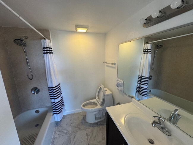 Building Photo - 4222 Inverrary Blvd