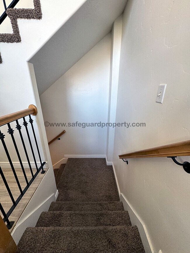 Building Photo - Beautiful Home available for July & August...