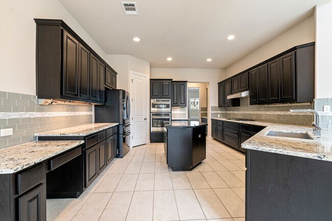 Building Photo - Luxurious 4 bedrooms 3 bathrooms home in L...