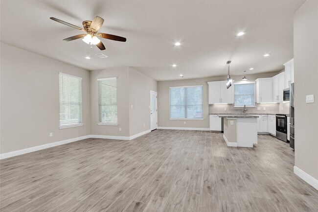 Building Photo - 11101 Park Dr