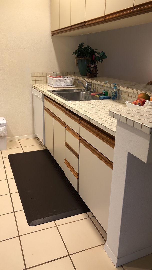 Building Photo - Spacious Furnished Grand Champions End Unit Available