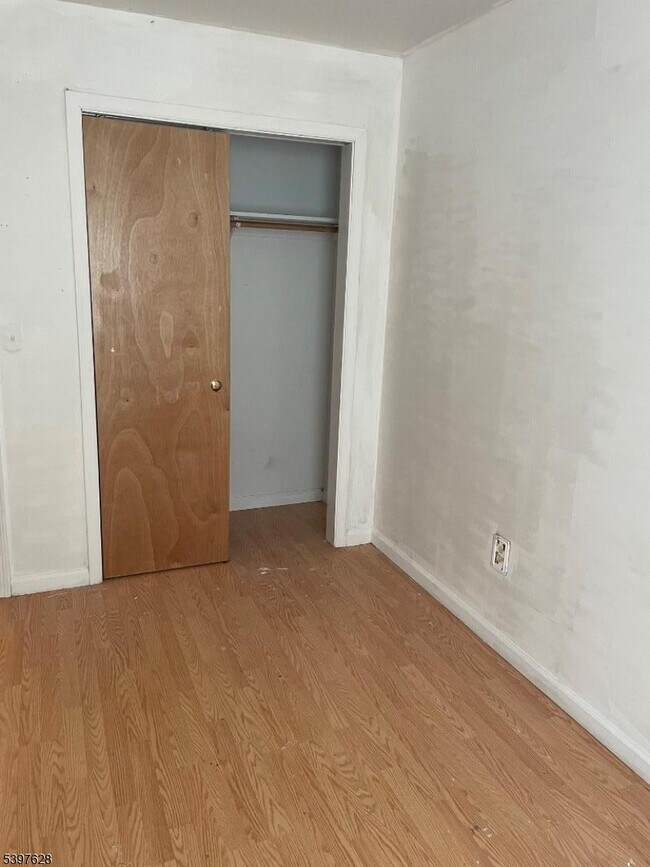 Building Photo - 743 E 18th St