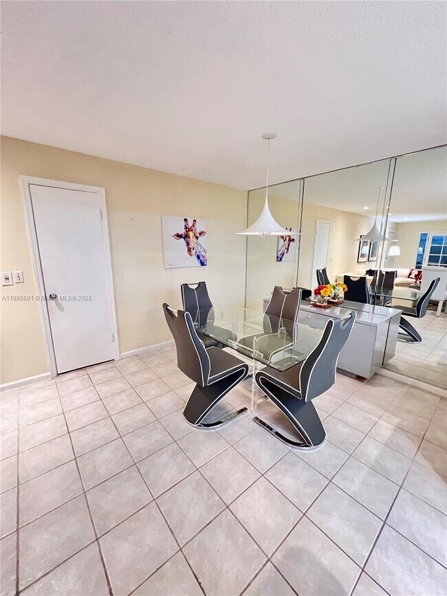 Building Photo - 6385 Bay Club Dr