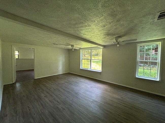 Building Photo - 712 Lakeview Dr