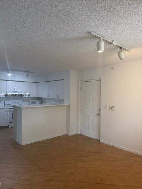 Building Photo - 4840 N State Rd 7