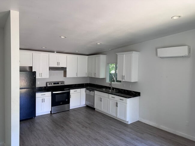 Building Photo - Newly renovated 2 bedroom house close to M...